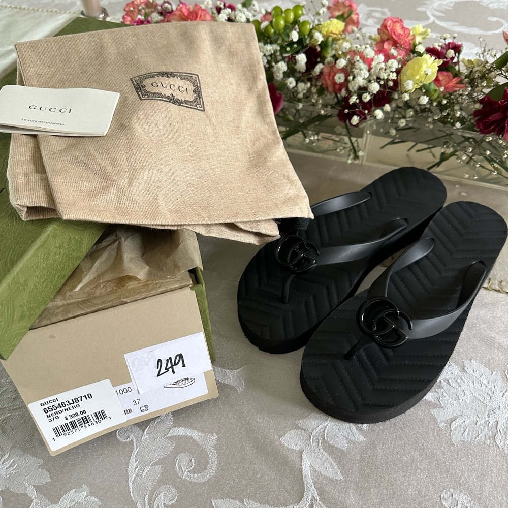 Gucci thong sandal with GG logo
